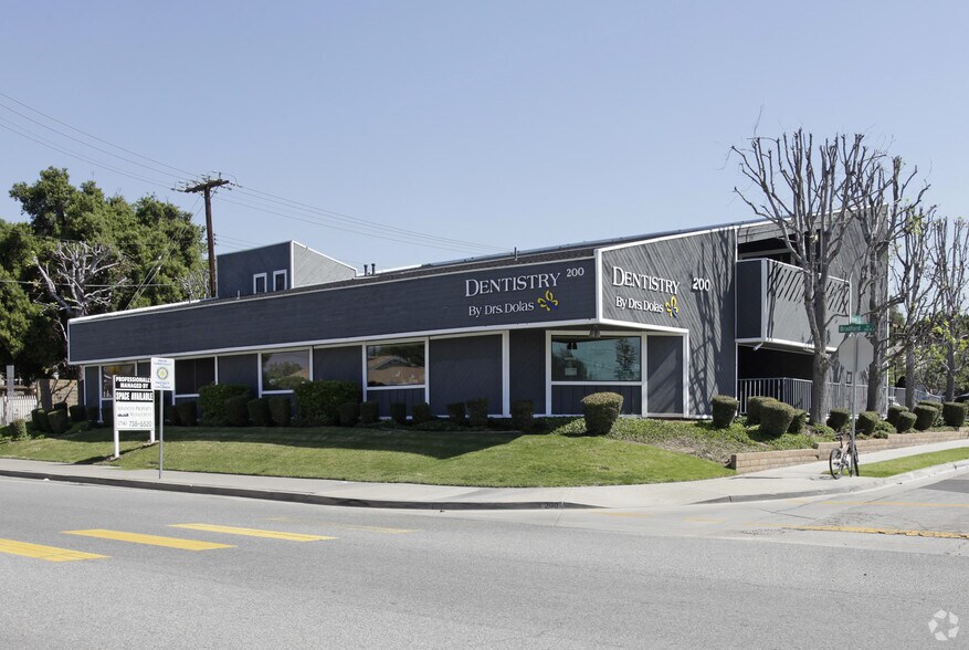 200 N Bradford Ave, Placentia, CA à louer - Photo du bâtiment - Image 1 de 3