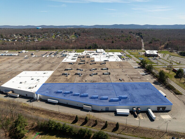 443 Shaker Rd, East Longmeadow, MA à louer - Photo du bâtiment - Image 2 de 4