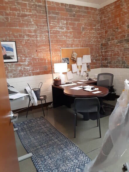 136-140 Leslie St, Dallas, TX for lease - Building Photo - Image 2 of 8