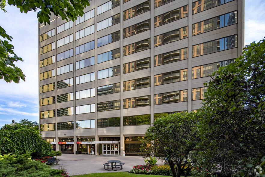 45 Sheppard Ave E, Toronto, ON à louer - Photo du bâtiment - Image 2 de 7