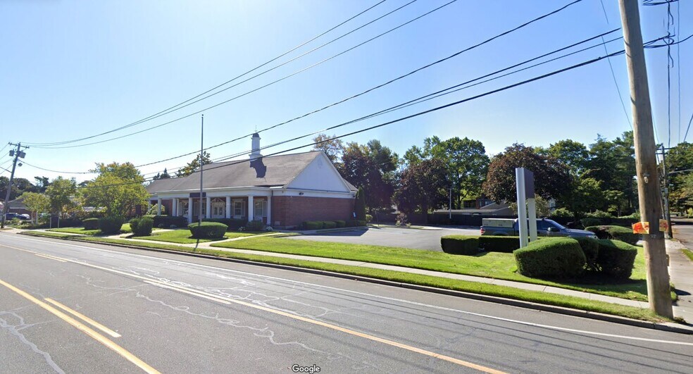 1336 Montauk Hwy, Oakdale, NY à vendre - Photo du bâtiment - Image 2 de 16