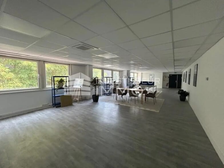 Flex in Aulnay-sous-Bois for lease - Interior Photo - Image 3 of 7