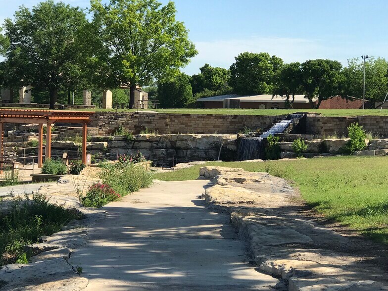 509 E Wallace St, San Saba, TX à louer - Photo du bâtiment - Image 3 de 12