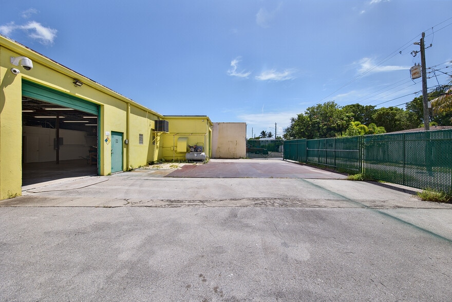 900-950 NE 40th Ct, Oakland Park, FL for lease - Building Photo - Image 3 of 23