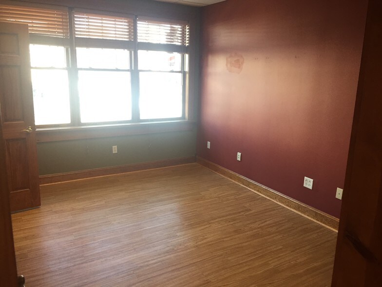 1 Center St, Southington, CT à louer - Photo intérieure - Image 2 de 18