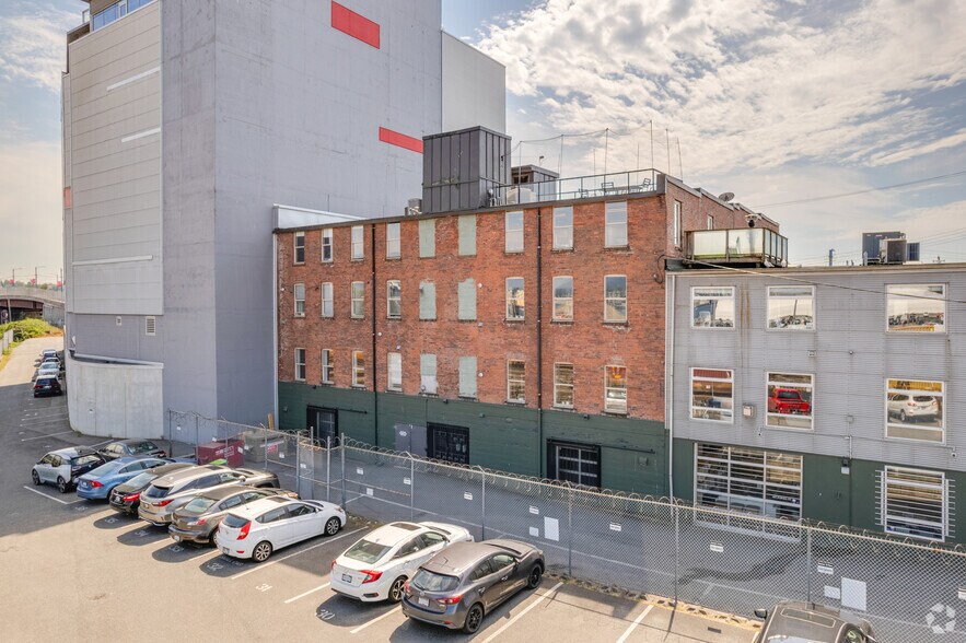 821-827 Powell St, Vancouver, BC à louer - Photo du bâtiment - Image 3 de 4