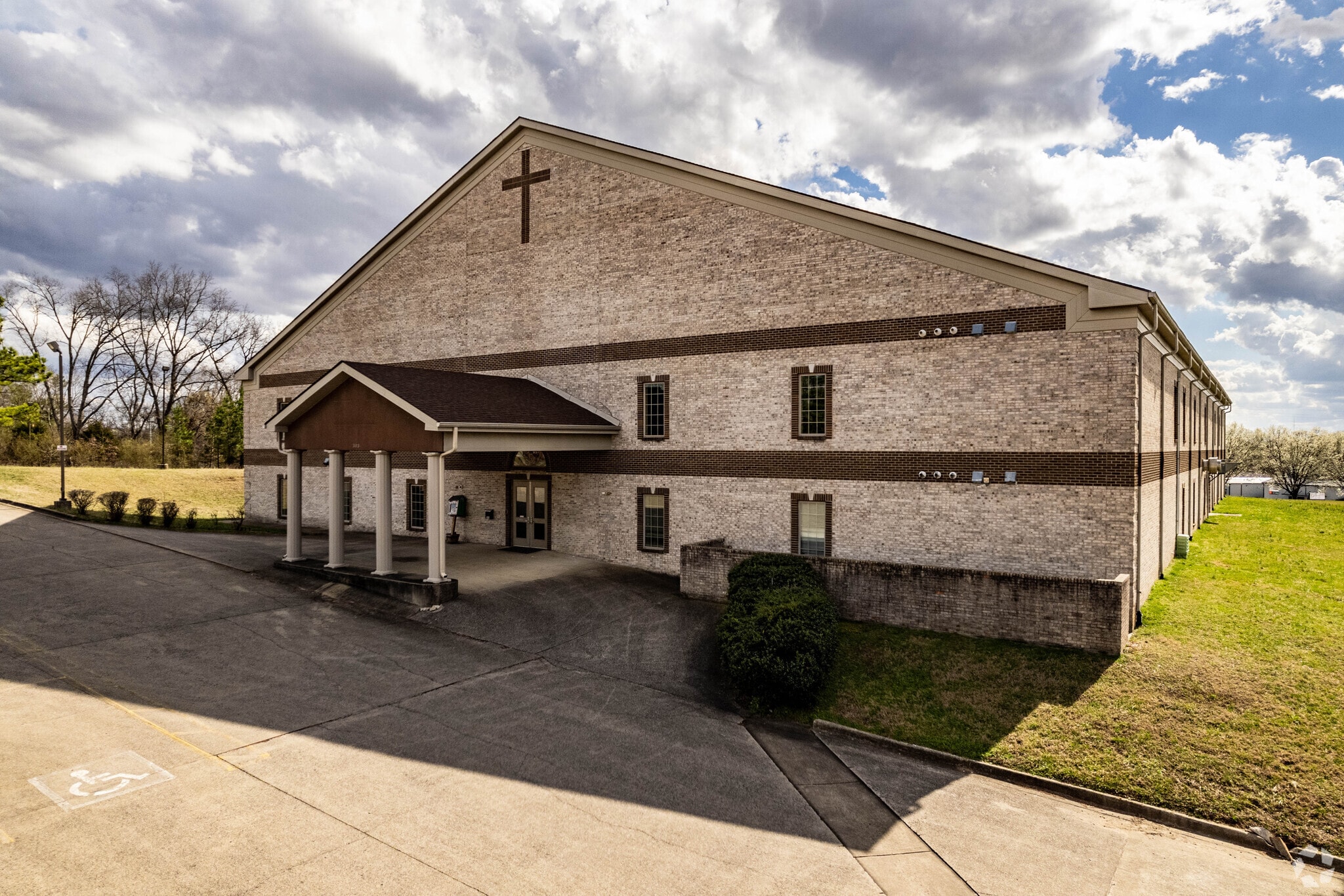 303 Fairview Ln, Clarksville, TN for lease Primary Photo- Image 1 of 4