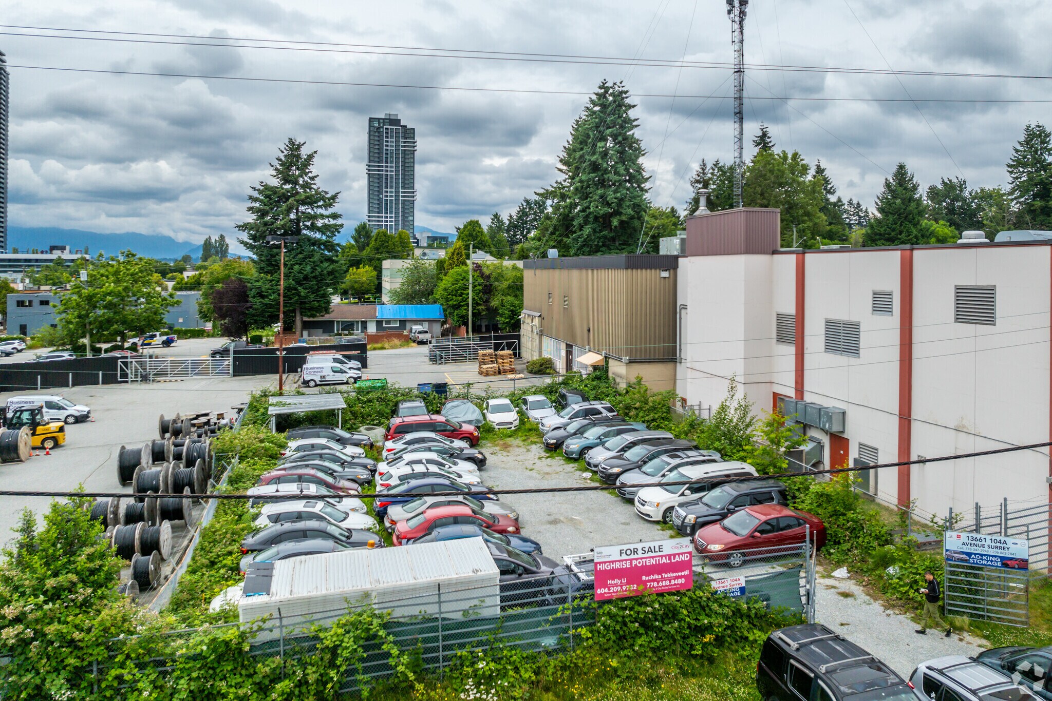 13661 104A Av, Surrey, BC à louer Photo principale- Image 1 de 4