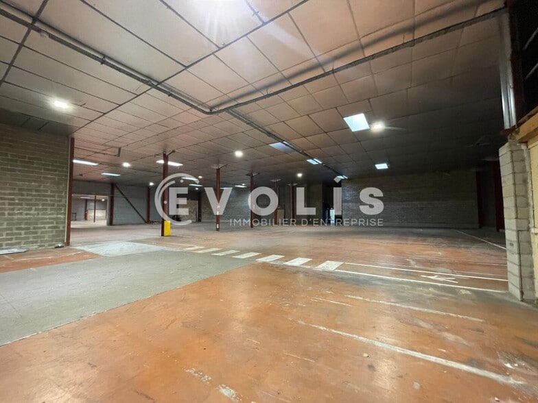 Industrial in Carbon-Blanc for lease - Interior Photo - Image 3 of 13