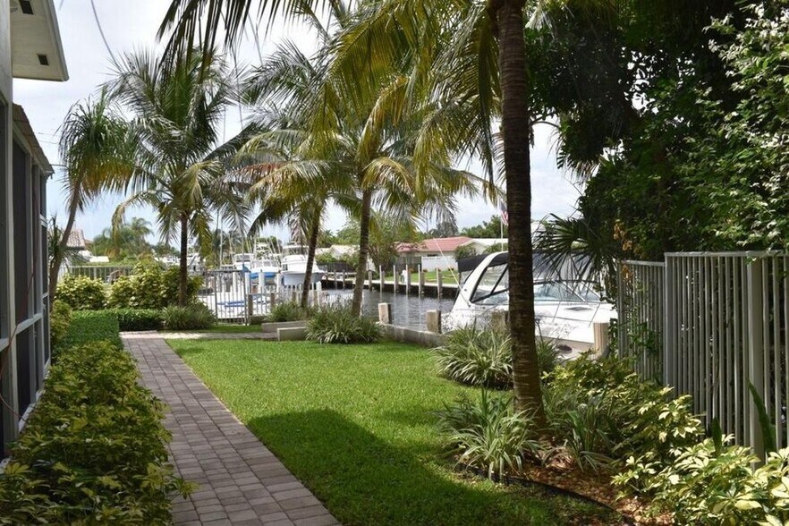 1361 NE 27th Way, Pompano Beach, FL à vendre - Photo du bâtiment - Image 3 de 8