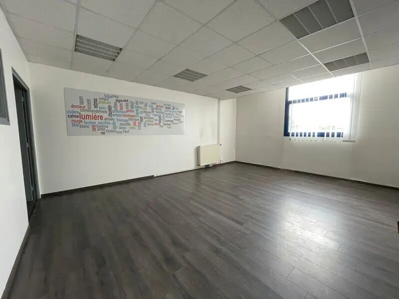 Office in Le Petit-Quevilly for lease Interior Photo- Image 1 of 6