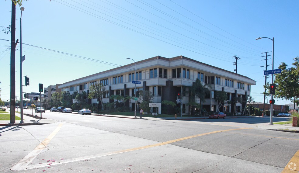 2001 S Barrington Ave, Los Angeles, CA à louer - Photo du bâtiment - Image 1 de 10