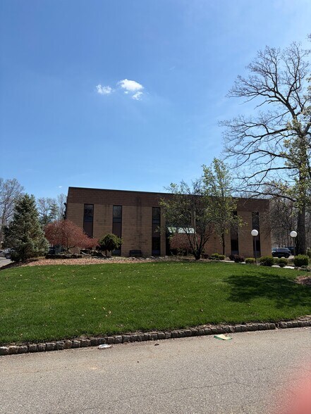 708 Ginesi Dr, Morganville, NJ à vendre - Photo du bâtiment - Image 2 de 11