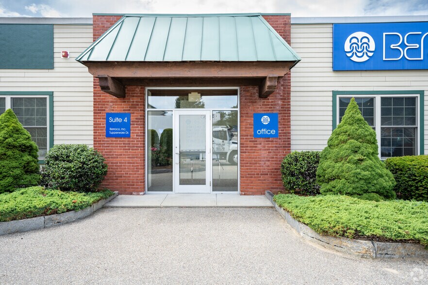 1 Tupperware Dr, North Smithfield, RI à louer - Photo du bâtiment - Image 3 de 7