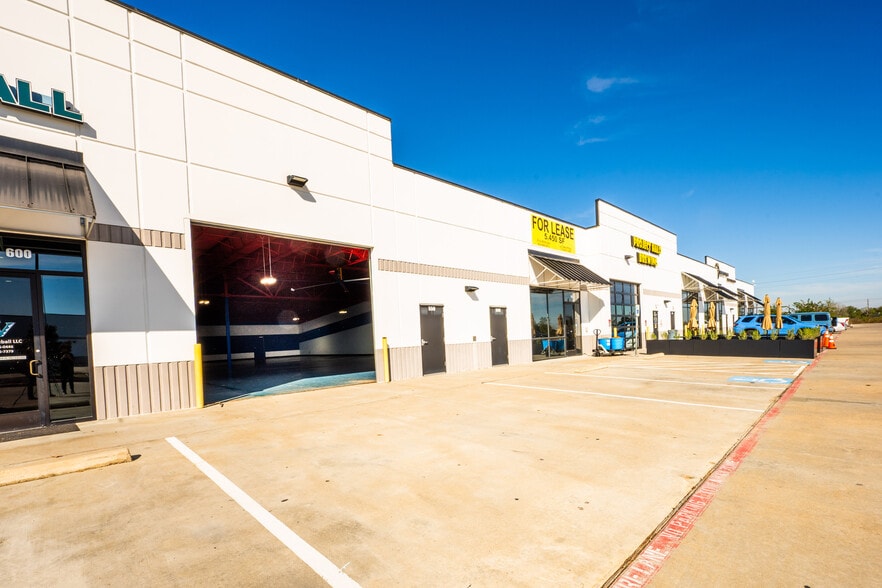 6520 S FM 359 Rd, Fulshear, TX à louer - Photo du bâtiment - Image 2 de 10