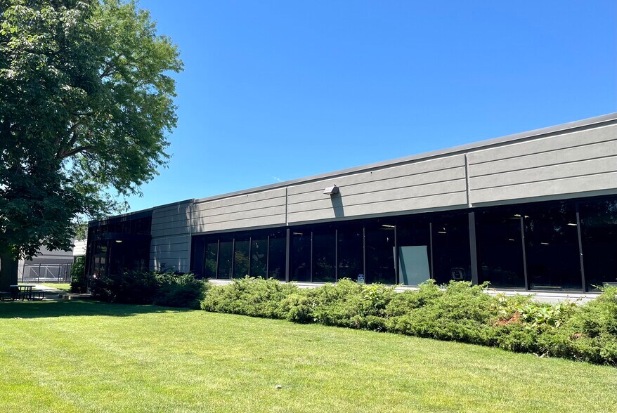 2201 Autobarn Pl, Evanston, IL à louer - Photo du bâtiment - Image 2 de 7