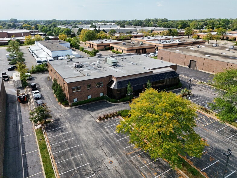 3175 Commercial Ave, Northbrook, IL à louer - Photo du bâtiment - Image 2 de 11