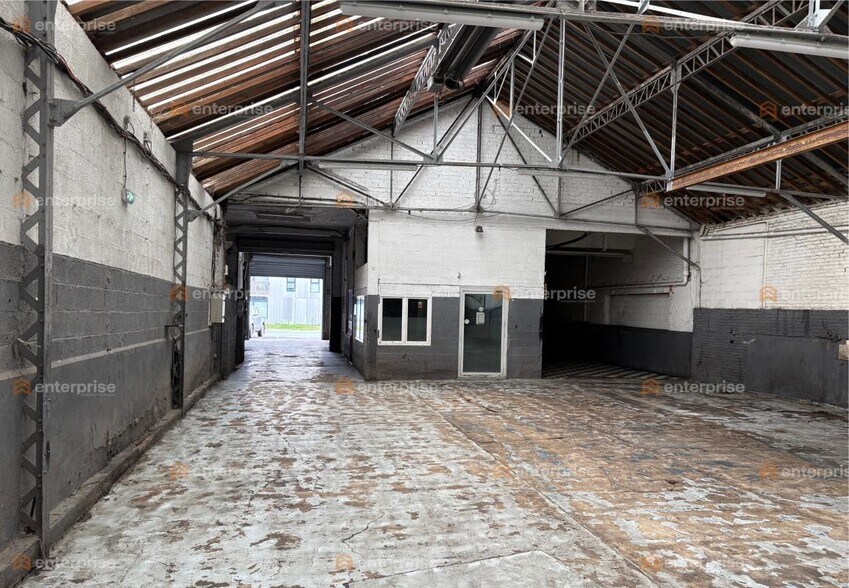 Flex in Loos for lease - Interior Photo - Image 3 of 7