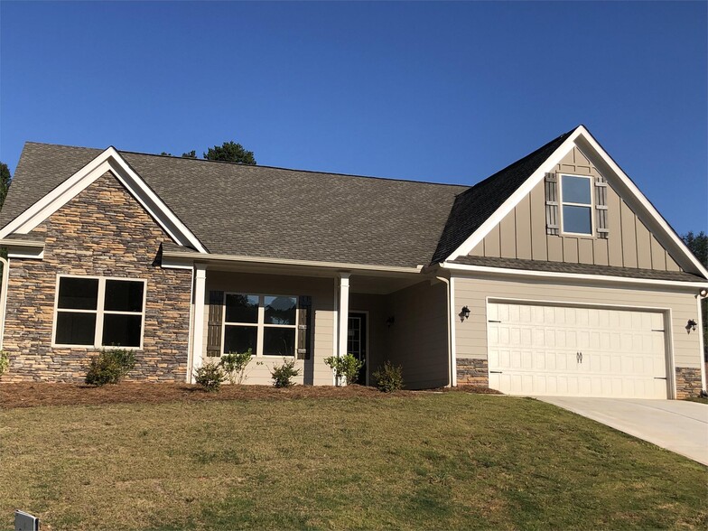 141 Huntington Manor Ct, Cornelia, GA à vendre - Photo principale - Image 1 de 1