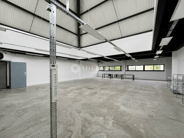 Flex in Saint-Denis for lease - Interior Photo - Image 3 of 12
