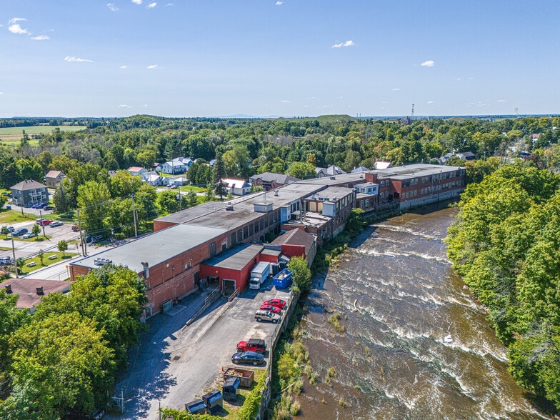 110 Rue De La Rivière, Bedford, QC for lease - Building Photo - Image 3 of 9