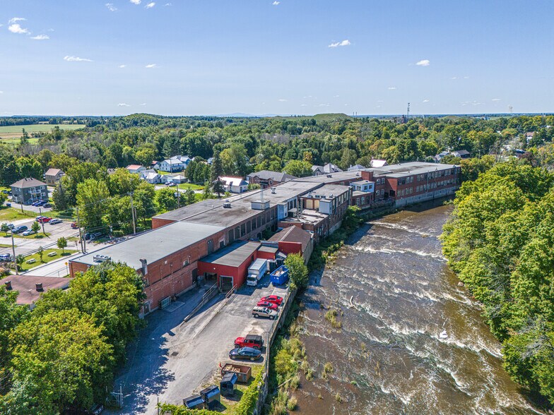 110 Rue De La Rivière, Bedford, QC à louer - Photo du bâtiment - Image 3 de 9