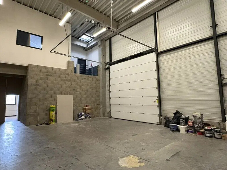 Office in Saint-Quentin-Fallavier for lease - Interior Photo - Image 1 of 6