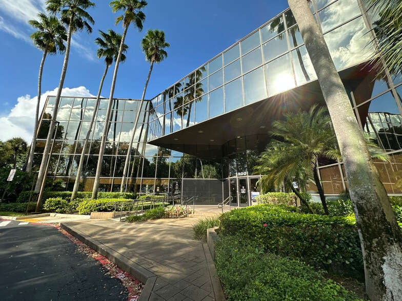 300 S Pine Island Rd, Plantation, FL à louer - Photo du bâtiment - Image 2 de 9