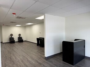 500 N Indiana Ave, Englewood, FL for lease Interior Photo- Image 1 of 9
