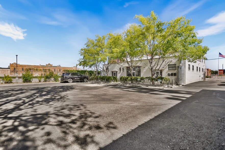 1320 E Houston St, San Antonio, TX for lease - Building Photo - Image 3 of 29