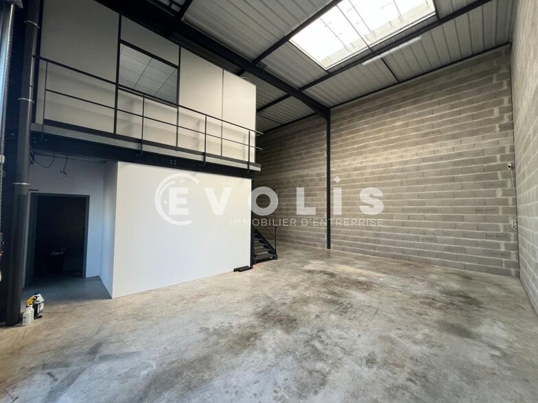 662 Rue Des Jonchères, Genay for lease - Interior Photo - Image 3 of 3