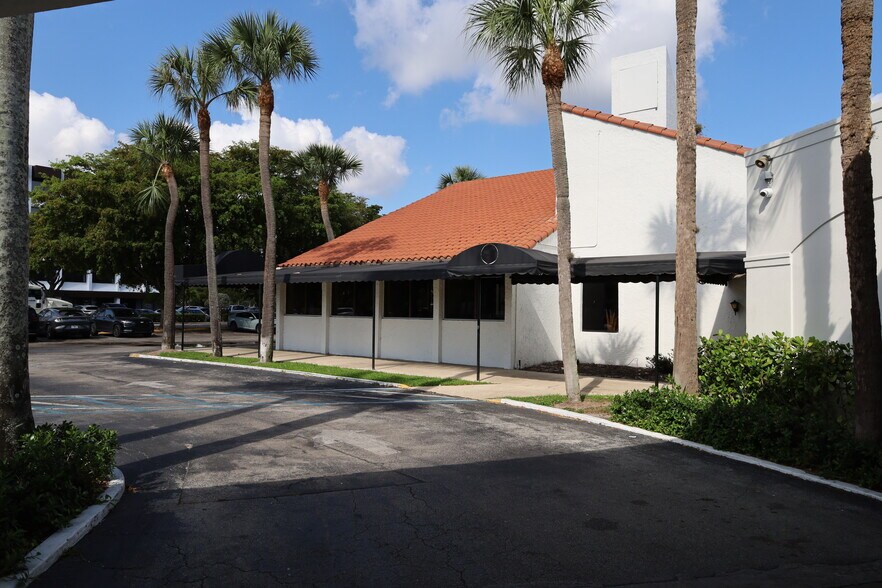 1901 Palm Beach Lakes Blvd, West Palm Beach, FL à louer - Photo du bâtiment - Image 3 de 14