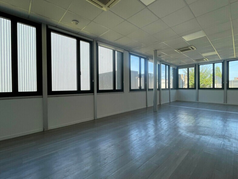 Office in Le Havre for lease - Building Photo - Image 1 of 3