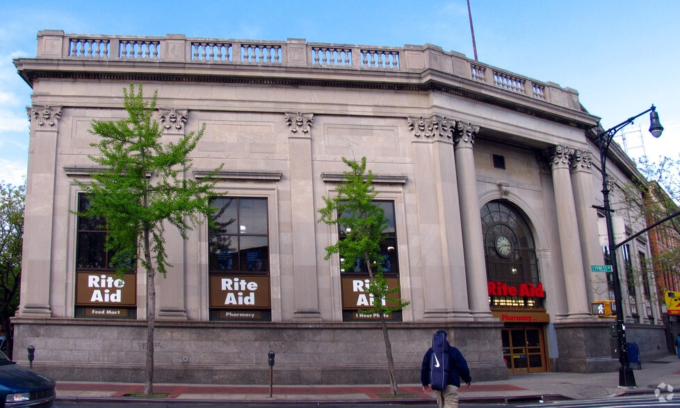 55-60 Myrtle Ave, Flushing, NY for lease - Building Photo - Image 2 of 3