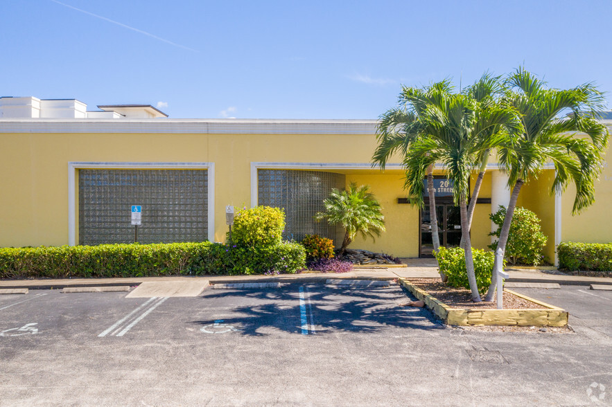 20 10th St N, Naples, FL for lease - Building Photo - Image 2 of 3