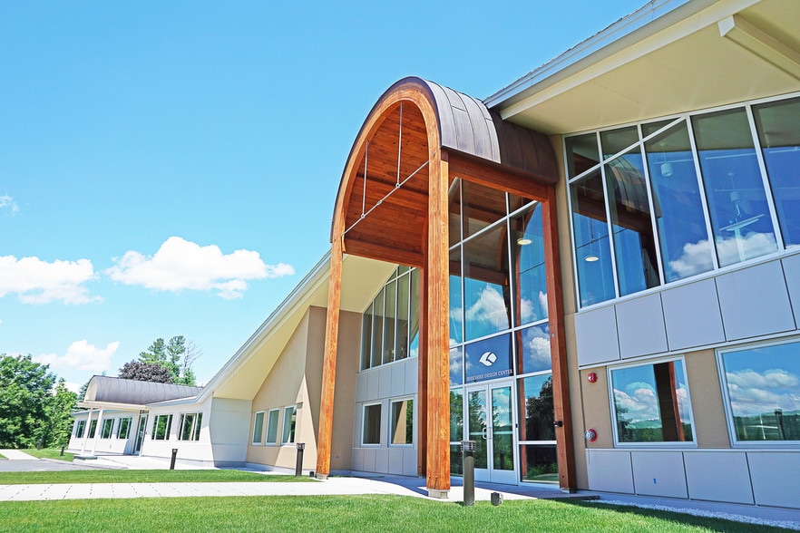 150 Pittsfield Rd, Lenox, MA for lease - Building Photo - Image 3 of 9