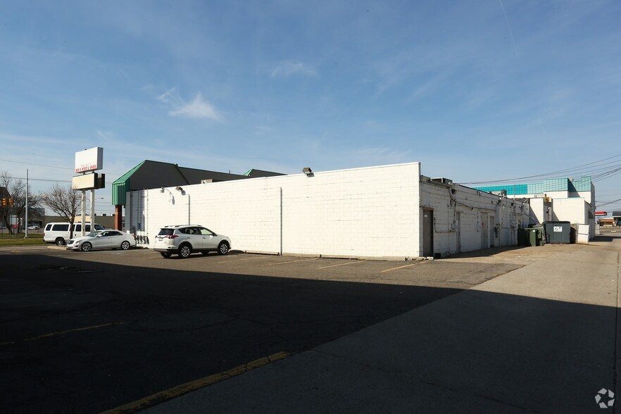18055-18095 E 8 Mile Rd, Eastpointe, MI à louer - Photo du bâtiment - Image 2 de 6