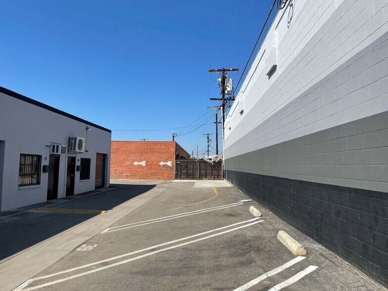 7361 Ethel Ave, North Hollywood, CA à louer - Photo du bâtiment - Image 3 de 15