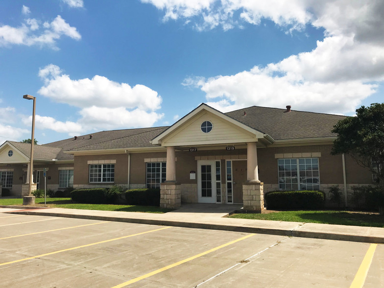 2112 Regional Medical Dr, Wharton, TX for lease - Building Photo - Image 2 of 2