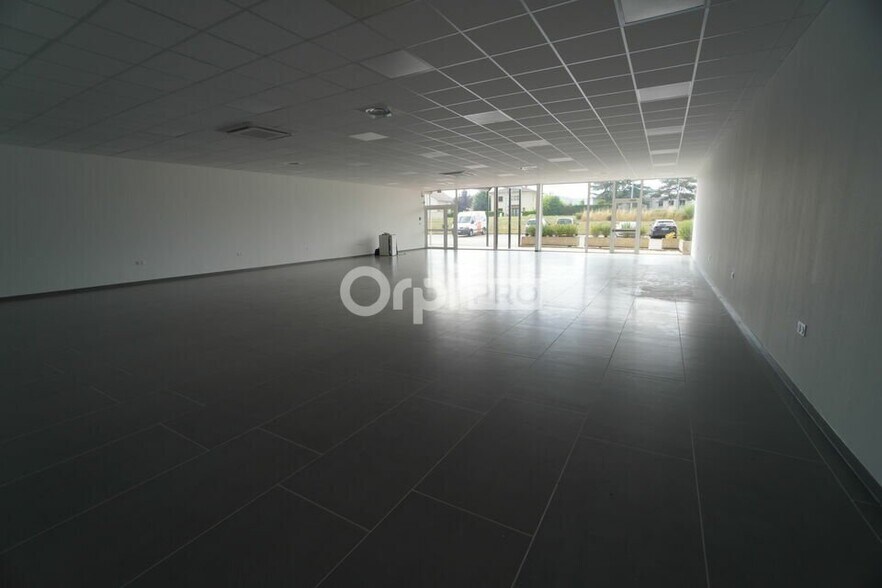 Retail in Marsannay La Cote for lease - Interior Photo - Image 3 of 4