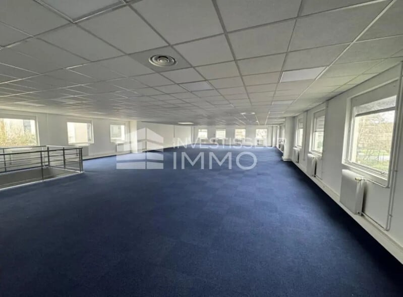 Flex in Lognes for lease - Interior Photo - Image 2 of 5