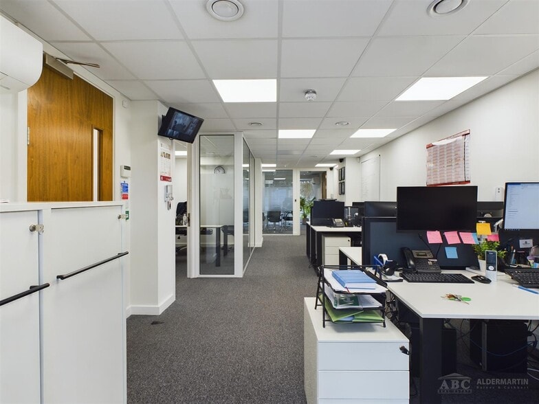 Cadbury Close, London for sale - Interior Photo - Image 3 of 12