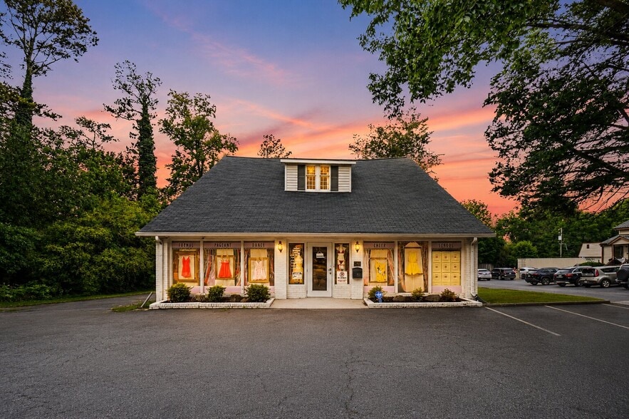 9010 Main St, Woodstock, GA à vendre - Photo du bâtiment - Image 2 de 30