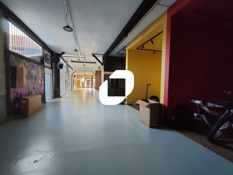 Flex in Versailles for lease - Interior Photo - Image 2 of 12