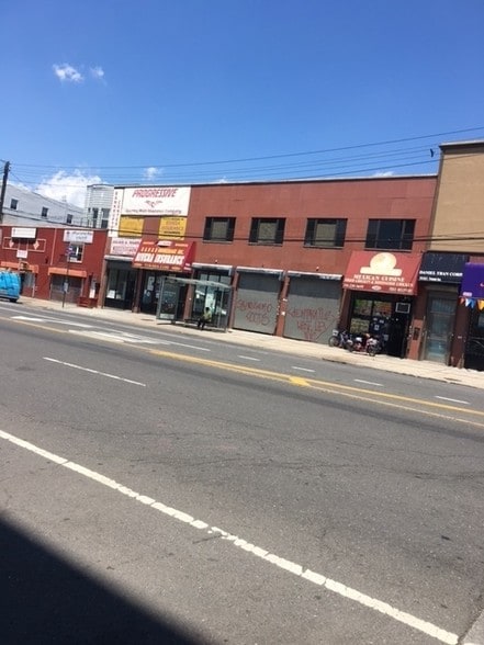 2415 E Tremont Ave, Bronx, NY for lease - Building Photo - Image 2 of 5