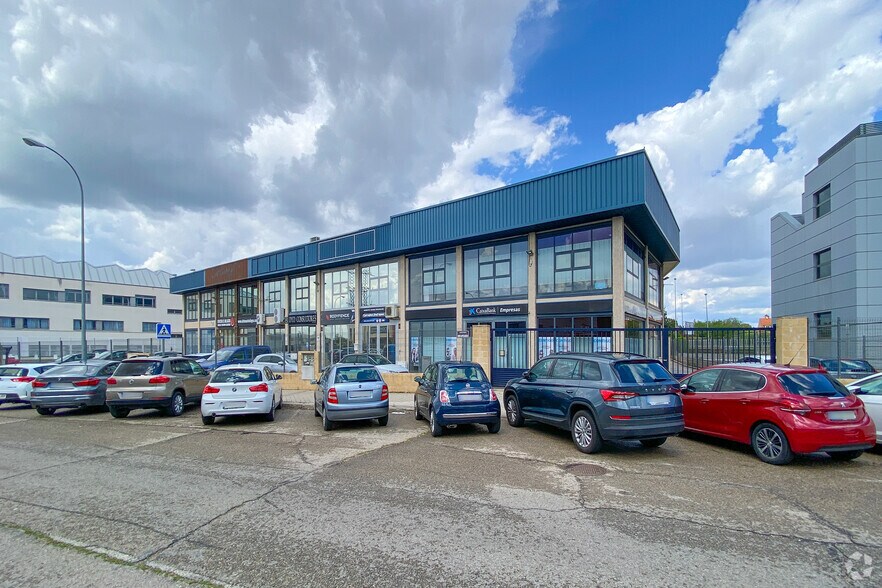 Avenida Quitapesares, 37, Villaviciosa de Odón, Madrid à louer - Photo du bâtiment - Image 2 de 2