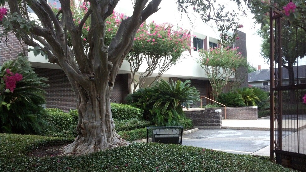 1920 N Memorial Way, Houston, TX à louer - Photo du bâtiment - Image 1 de 27