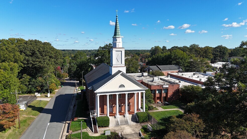 1320 The Plz, Charlotte, NC à louer - Photo principale - Image 1 de 2