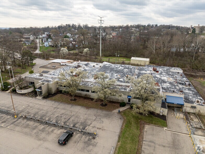 6000 Fernview Ave, Cincinnati, OH à louer - Photo du bâtiment - Image 2 de 7
