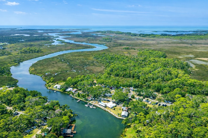 Weeki Wachee RV Park & Campground portfolio of 2 properties for sale on LoopNet.ca - Primary Photo - Image 1 of 20